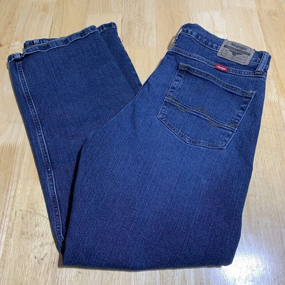 Wrangler Jeans Mens 32x30 Relaxed Boot Blue Medium Wash Stretch Western Denim